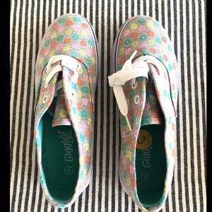 Girl’s Shoes w/Daisy Prints